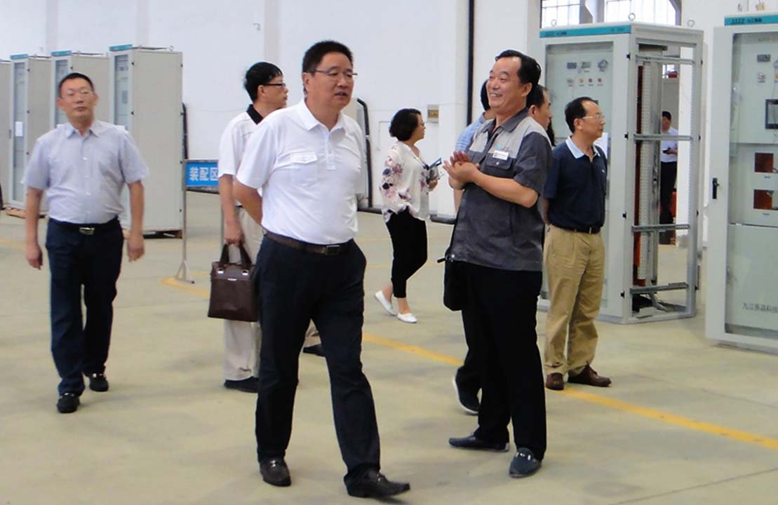 中国恒天董事长张杰师长教师及董事会成员到赛晶观赏调研
